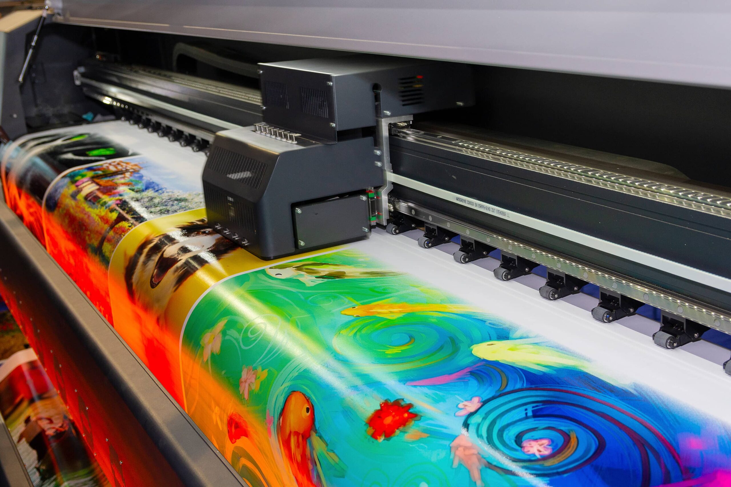 Solvent Roll-to-Roll Großformatdrucker druckt ein buntes Bild, möglicherweise ein Testdruck