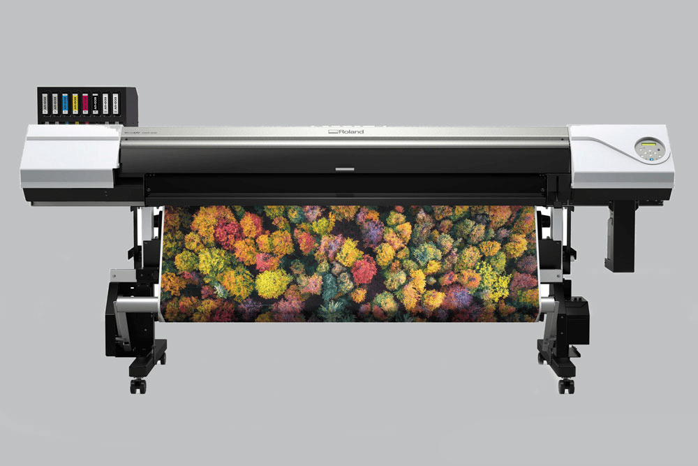 Roland VersaUV LEC2-640 UV-LED Roll-to-Roll Print&Cut Drucker vor grauem Hintergrund