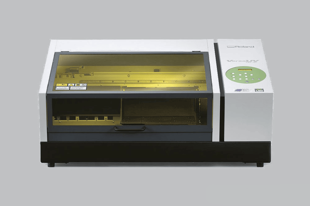 Roland VersaUV LEF-12i UV-LED Kompakt Flachbettdrucker vor grauem Hintergrund