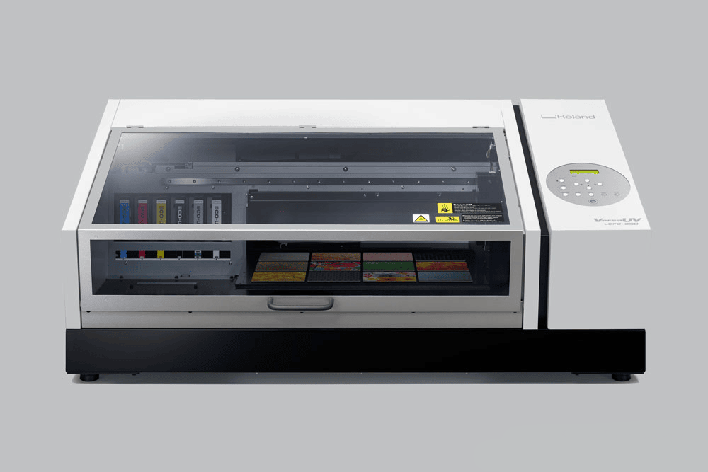 Roland VersaUV LEF2-200 UV-LED Kompakt Flachbettdrucker vor grauem Hintergrund