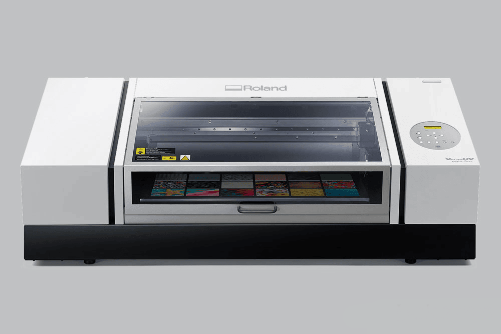 Roland VersaUV LEF2-300 UV-LED Kompakt Flachbettdrucker vor grauem Hintergrund