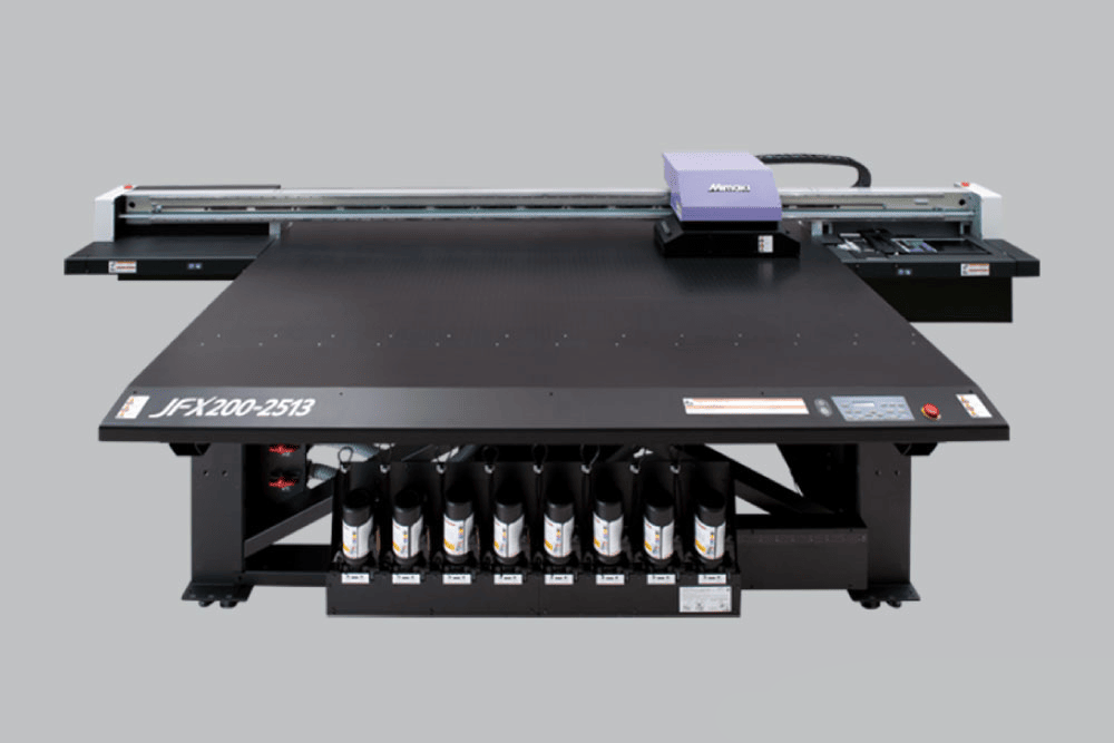 Mimaki JFX200-2513 UV-LED Flachbettdrucker auf grauem Hintegrund