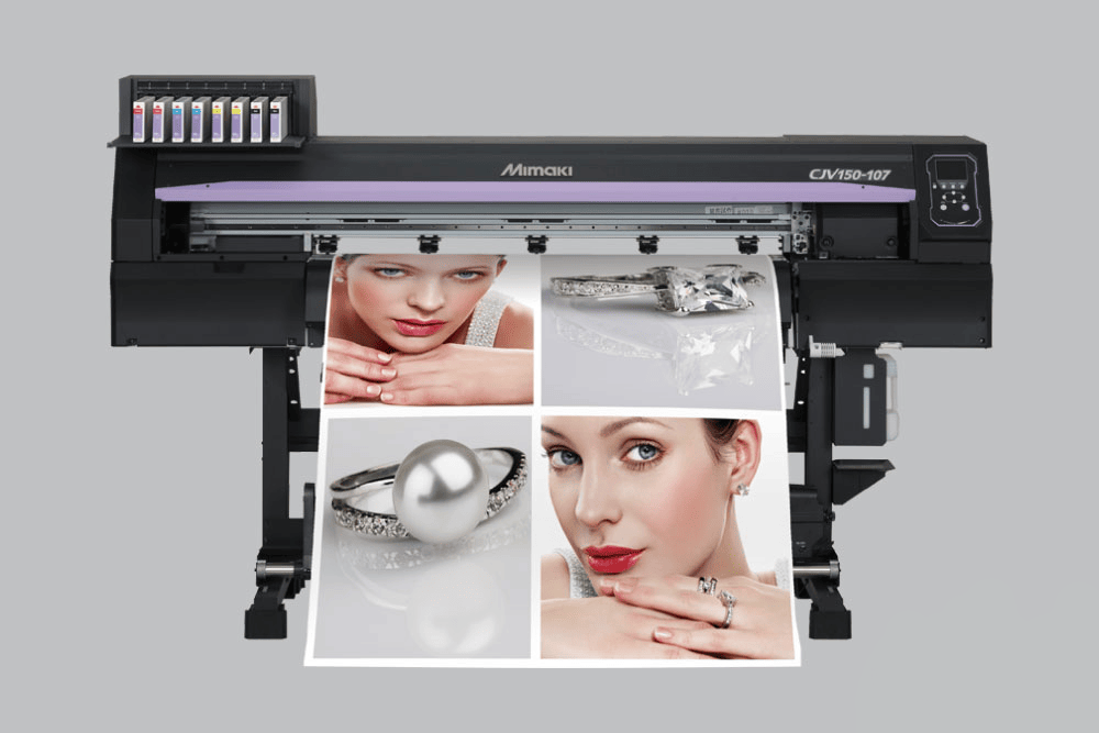 Mimaki CJV150-107 Roll-to-Roll Print&Cut Solvent Drucker vor grauem Hintergrund