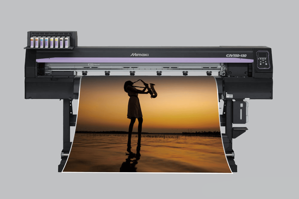 Mimaki CJV150-130 Roll-to-Roll Print&Cut Solvent Drucker vor grauem Hintergrund