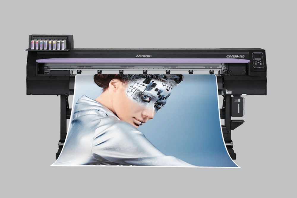 Mimaki CJV150-160 Roll-to-Roll Print&Cut Solvent Drucker vor grauem Hintergrund