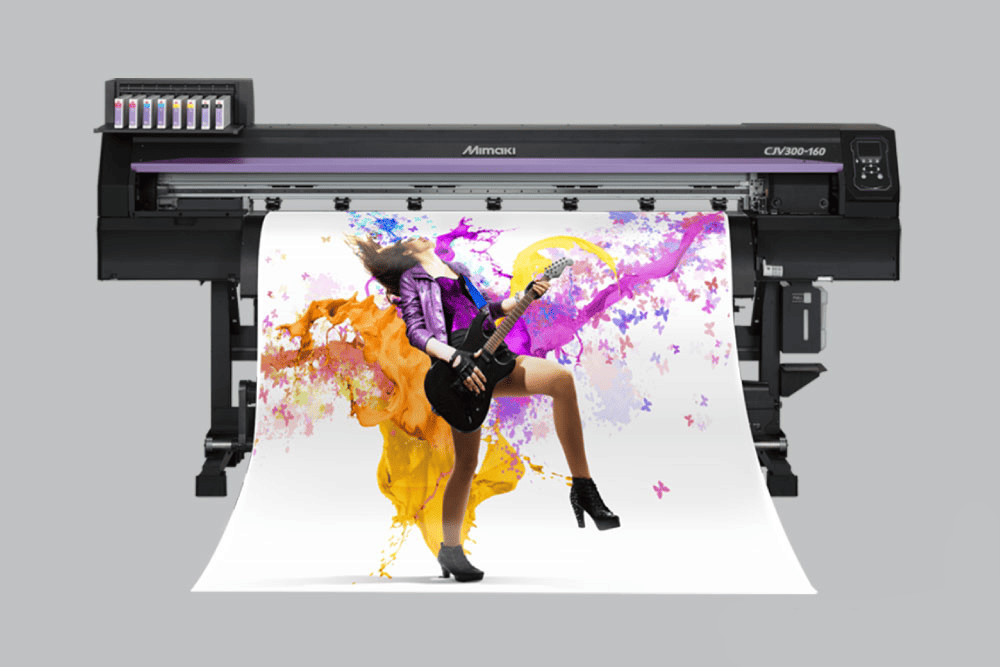 Mimaki CJV300-160 Roll-to-Roll Print&Cut Solvent Drucker vor grauem Hintergrund