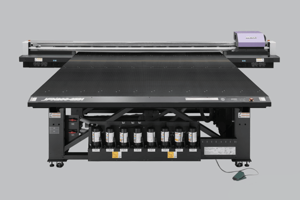 Mimaki JFX200-2531 UV-LED Flachbettdrucker auf grauem Hintegrund