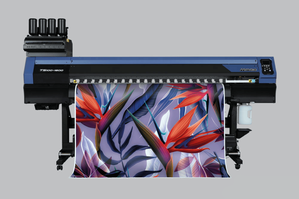 Mimaki TS100-1600 Roll-to-Roll Sublimatinsdrucker vor grauem Hintergrund