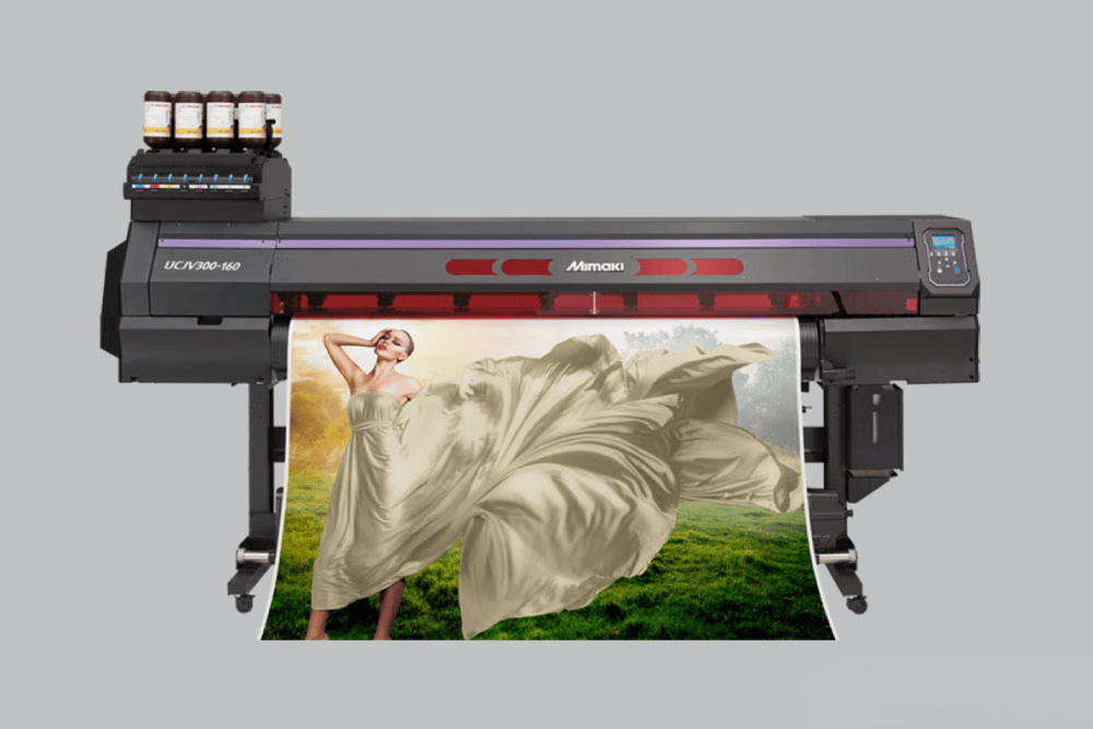 Mimaki UCJV300-160 UV-LED Roll-to-Roll Drucker vor grauem Hintergrund
