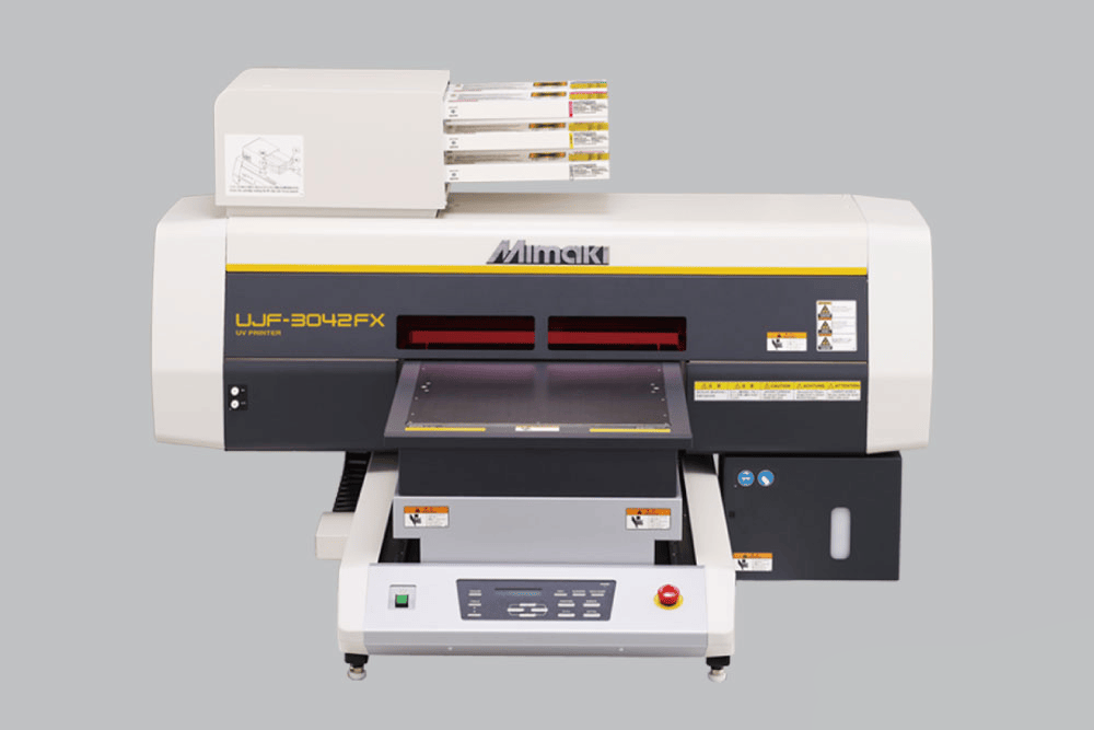 Mimaki UJF-3042FX UV-LED Kompakt Flachbettdrucker vor grauem Hintergrund