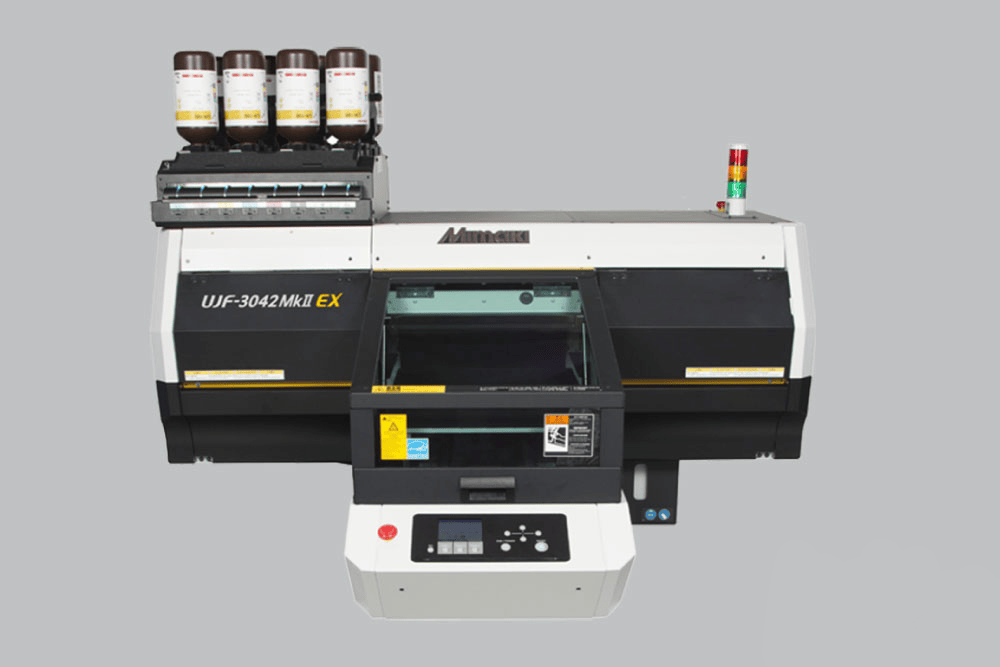 Mimaki UJF-3042MKII EX UV-LED Kompakt Fachbettdrucker vor grauem Hintergrund