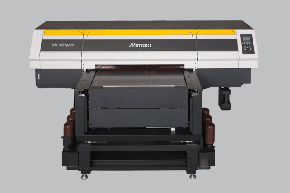 Mimaki UJF-7151 plus Kompakt Flachbettdrucker vor grauem Hintergrund