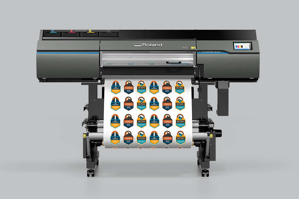 Roland TrueVis SG3-300 Roll-to-Roll Print&Cut Solvent Drucker vor grauem Hintergrund