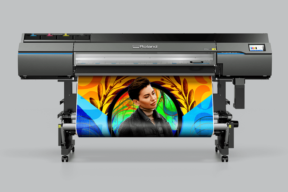 Roland TrueVis SG3-540 Roll-to-Roll Print&Cut Solvent Drucker vor grauem Hintergrund