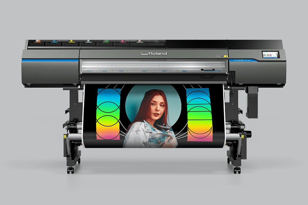 Roland TrueVis VG3-540 Roll-to-Roll Print&Cut Solvent Drucker vor grauem Hintergrund