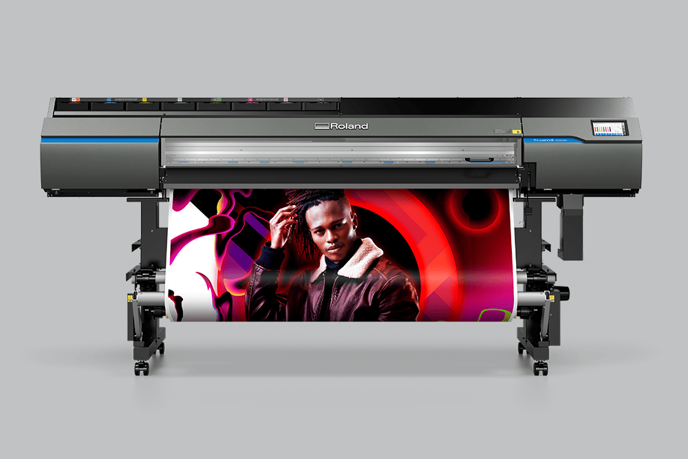 Roland TrueVis VG3-640 Roll-to-Roll Print&Cut Solvent Drucker vor grauem Hintergrund